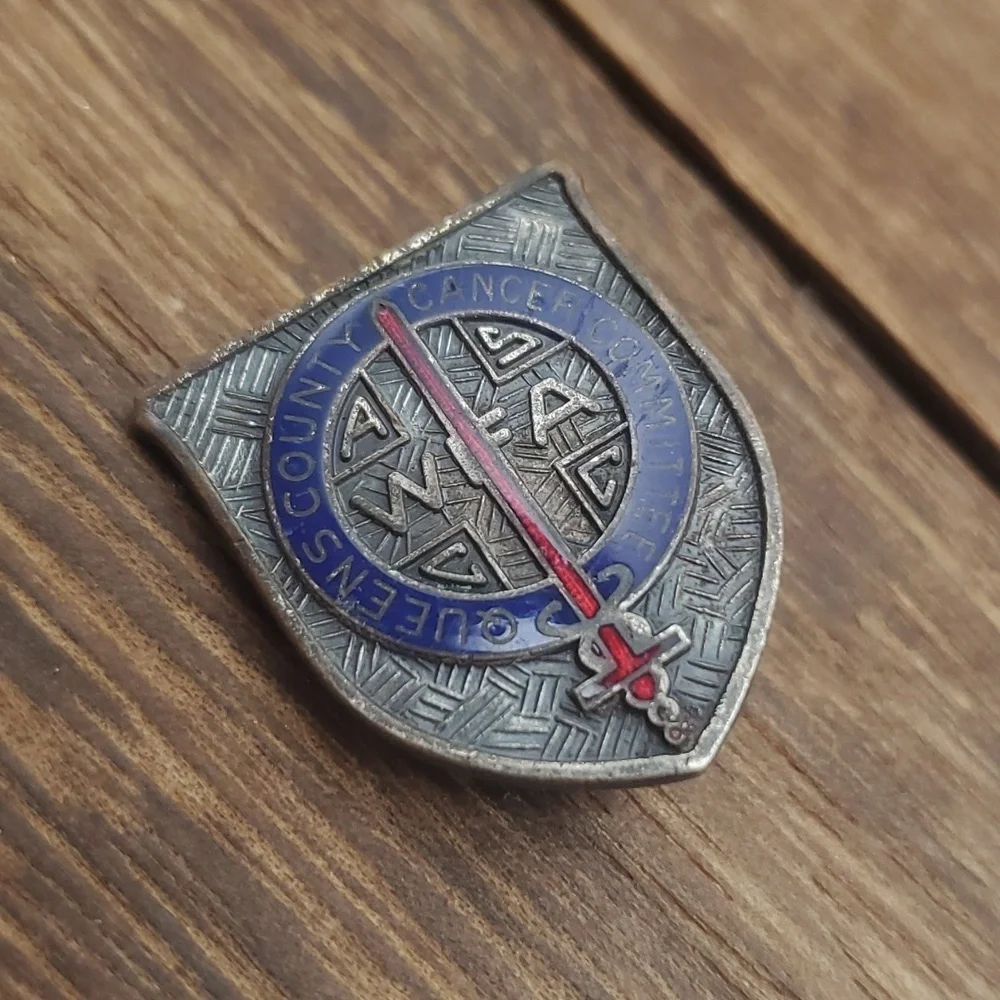Queens County community crest brooch B515